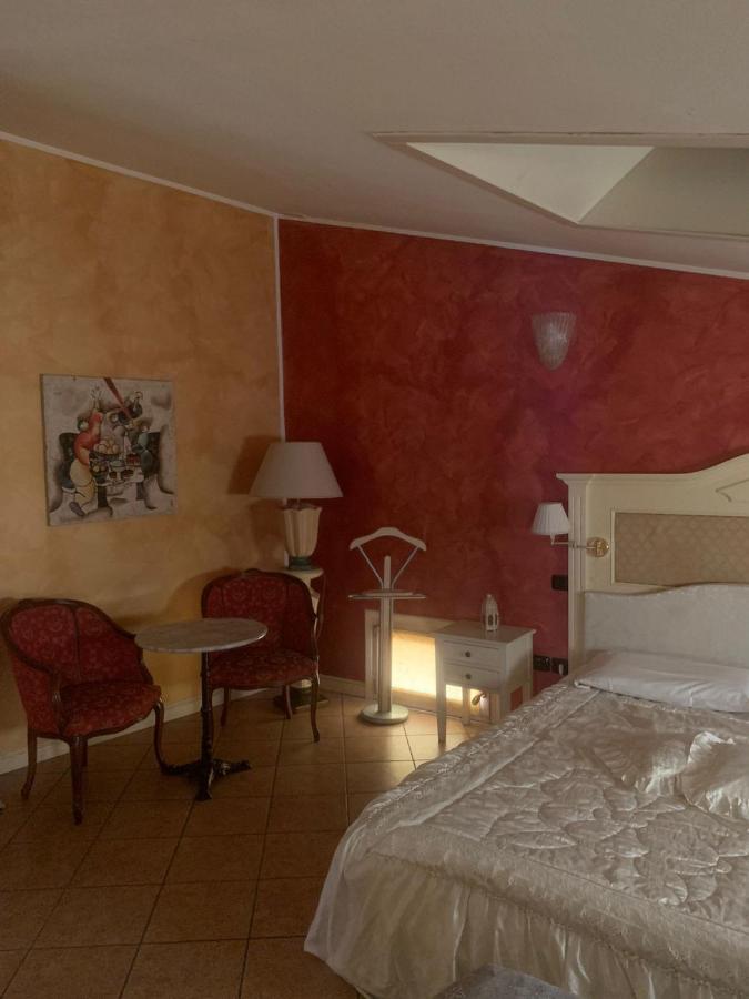 Hotel Due Colonne Сан-Боніфачо Екстер'єр фото
